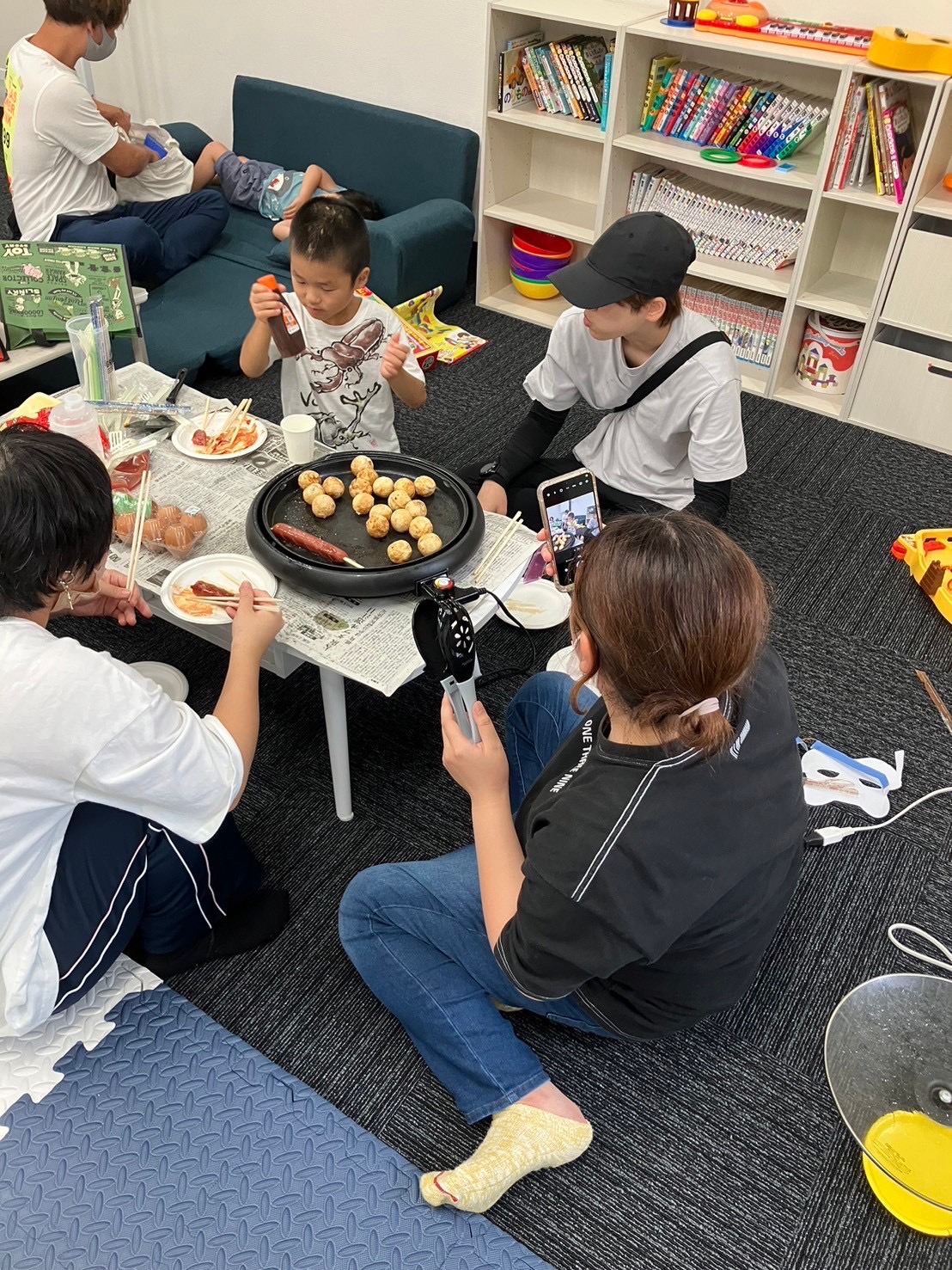 大阪市浪速区の放課後等デイサービスオハナピース大阪日本橋のクッキング、水まんじゅう作り、バター作り、かき氷作り、うどん作り、プリン作り、ミルクセーキ作り、フレンチトースト作り、夏祭り